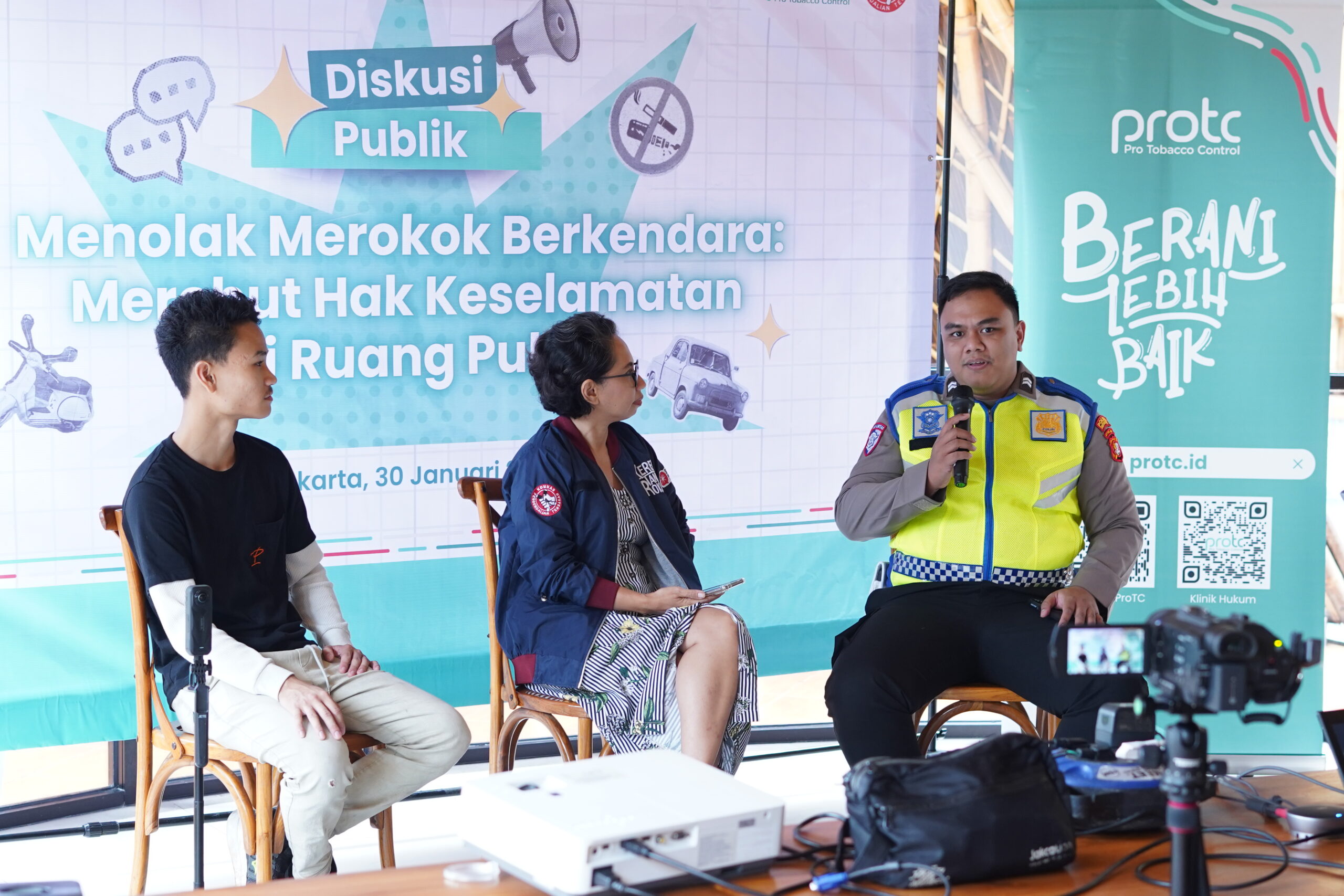 Merokok Saat Berkendara Digugat Warga, Diskusi Publik Soroti Hak Keselamatan di Jalan Raya