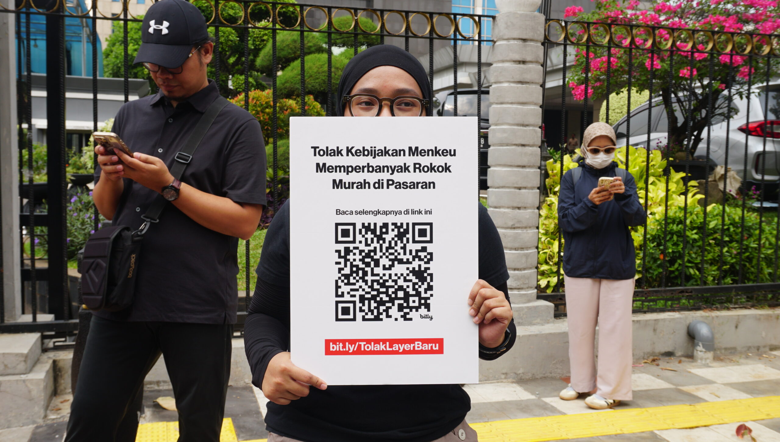 Gelar Aksi di Kementerian Keuangan: CISDI, RUKKI, dan IYCTC Tolak Penambahan Lapisan Cukai Rokok Baru